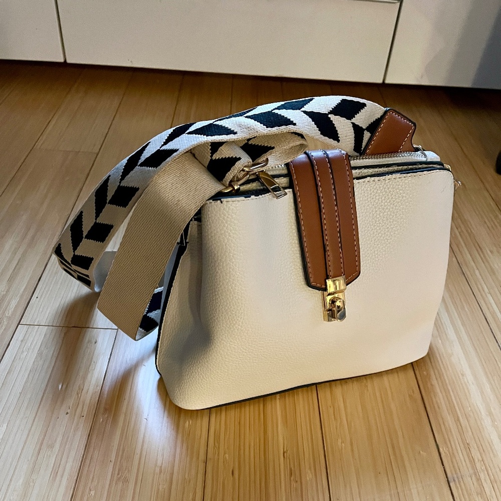 SUMMER SALE! Vegan Leather Crossbody Bucketbag